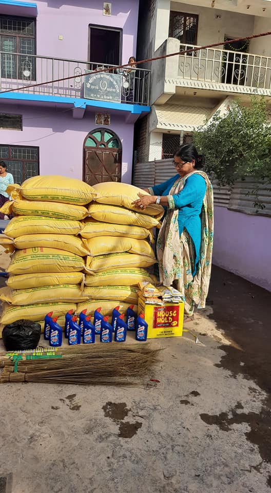 सेभ हाउस मा आश्रित बालबालिकाहरू खाधान्न सामाग्रीहरू बितरण